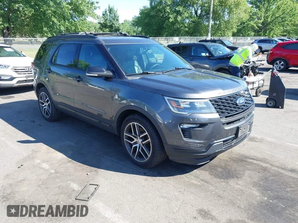 ✅ 2018 Ford Explorer Sport • VIN: 1FM5K8GT0JGB96508 • Lot: 45563265. Wystawiony na IAAI z przebiegiem 121 582 mil. Bezpłatny archiwum sprzedaży aukcyjnych z USA i szczegółowy raport historii pojazdu na DreamBid. Zdjęcie 1.