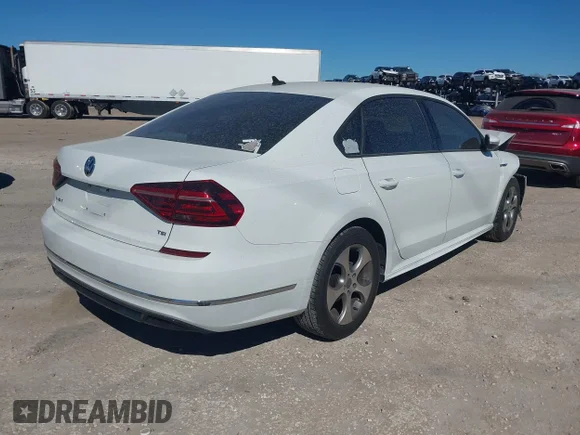 ✅ 2018 Volkswagen Passat S • VIN: 1VWAA7A30JC028381 • Lot: 44188328. Wystawiony na IAAI z przebiegiem 59 399 mil. Bezpłatny archiwum sprzedaży aukcyjnych z USA i szczegółowy raport historii pojazdu na DreamBid. Zdjęcie 4.