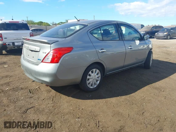 ✅ 2014 Nissan Versa S Plus • VIN: 3N1CN7AP8EL839605 • Lot: 43162387. Wystawiony na IAAI z przebiegiem Nie podano. Bezpłatny archiwum sprzedaży aukcyjnych z USA i szczegółowy raport historii pojazdu na DreamBid. Zdjęcie 4.