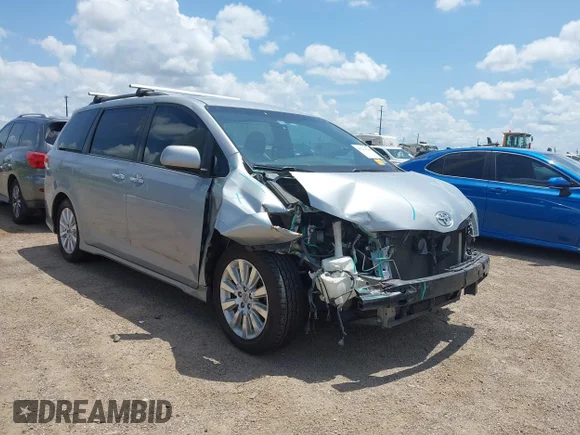 ✅ 2015 Toyota Sienna SE • VIN: 5TDXK3DC1FS615970 • Лот: 45279710. Опубликован ранее на IAAI с пробегом 223 490 миль. Бесплатный доступ к архиву аукционных продаж из США и подробный отчёт об истории автомобиля на DreamBid. Изображение 1.