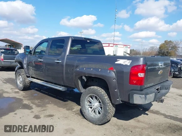 ✅ 2010 Chevrolet Silverado 2500HD LT • VIN: 1GC4KXBG9AF155059 • Lot: 44483447. Wystawiony na IAAI z przebiegiem 228 324 mil. Bezpłatny archiwum sprzedaży aukcyjnych z USA i szczegółowy raport historii pojazdu na DreamBid. Zdjęcie 3.