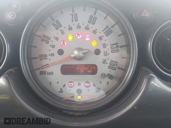 ✅ 2006 MINI Convertible • VIN: WMWRF33526TG15493 • Лот: 44568947. Опубліковано раніше на IAAI з пробігом 285 254 миль. Безкоштовний доступ до архіву аукціонних продажів зі США та докладний звіт про історію автомобіля на DreamBid. Зображення 7.