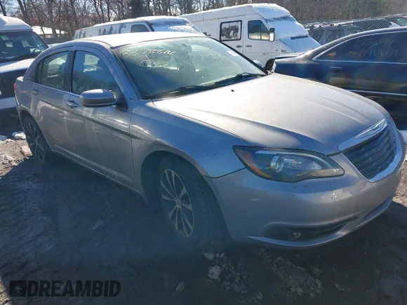 ✅ 2013 Chrysler 200 Touring • VIN: 1C3CCBBG2DN747493 • Lot: 38788716. Wystawiony na IAAI z przebiegiem 102 451 mil. Bezpłatny archiwum sprzedaży aukcyjnych z USA i szczegółowy raport historii pojazdu na DreamBid. Zdjęcie 1.