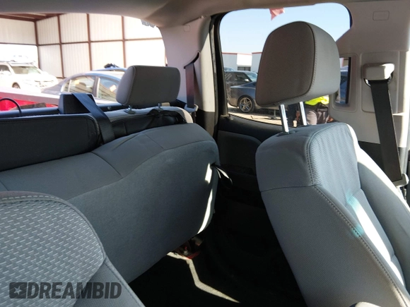 ✅ 2018 Chevrolet Silverado 1500 Custom • VIN: 1GCRCPEC8JZ341492 • Lot: 43824857. Wystawiony na IAAI z przebiegiem 96 810 mil. Bezpłatny archiwum sprzedaży aukcyjnych z USA i szczegółowy raport historii pojazdu na DreamBid. Zdjęcie 8.