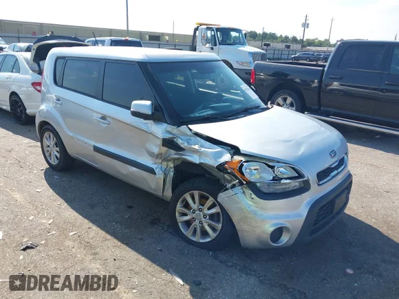 ✅ 2012 Kia Soul + • VIN: KNDJT2A69C7412438 • Lot: 43128560. Wystawiony na IAAI z przebiegiem 121 585 mil. Bezpłatny archiwum sprzedaży aukcyjnych z USA i szczegółowy raport historii pojazdu na DreamBid. Zdjęcie 1.