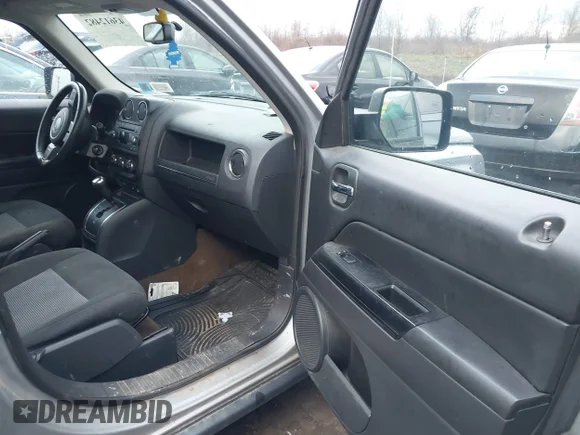 ✅ 2017 Jeep Patriot Latitude • VIN: 1C4NJPFB0HD183926 • Lot: 43612482. Wystawiony na IAAI z przebiegiem 150 966 mil. Bezpłatny archiwum sprzedaży aukcyjnych z USA i szczegółowy raport historii pojazdu na DreamBid. Zdjęcie 5.