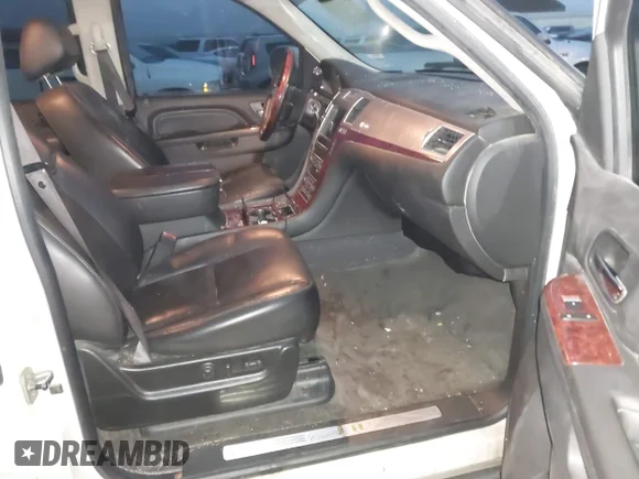 ✅ 2010 Cadillac Escalade • VIN: 1GYUKEEJ5AR197930 • Lot: 43820148. Wystawiony na IAAI z przebiegiem 129 364 mil. Bezpłatny archiwum sprzedaży aukcyjnych z USA i szczegółowy raport historii pojazdu na DreamBid. Zdjęcie 5.