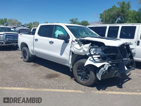 ✅ 2024 Chevrolet Silverado 1500 Custom Trail Boss • VIN: 3GCUDCED1RG337420 • Lot: 44992587. Wystawiony na IAAI z przebiegiem 51 212 mil. Bezpłatny archiwum sprzedaży aukcyjnych z USA i szczegółowy raport historii pojazdu na DreamBid. Zdjęcie 1.