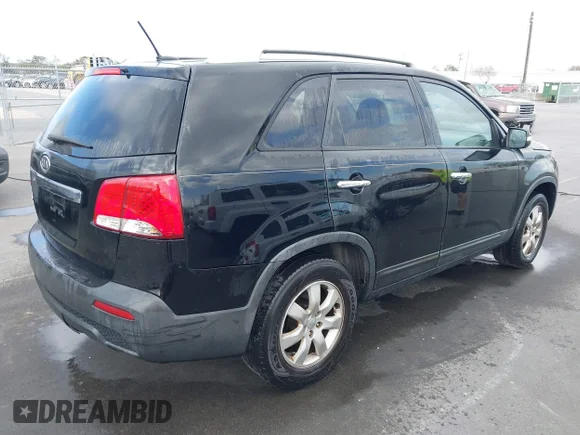 ✅ 2013 Kia Sorento LX • VIN: 5XYKT3A64DG399385 • Lot: 44091146. Wystawiony na IAAI z przebiegiem 175 233 mil. Bezpłatny archiwum sprzedaży aukcyjnych z USA i szczegółowy raport historii pojazdu na DreamBid. Zdjęcie 4.