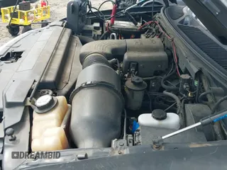 ✅ 2002 Ford Expedition XLT • VIN: 1FMRU15WX2LA97901 • Lot: 43038683. Wystawiony na IAAI z przebiegiem 201 289 mil. Bezpłatny archiwum sprzedaży aukcyjnych z USA i szczegółowy raport historii pojazdu na DreamBid. Zdjęcie 19.