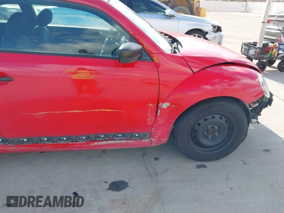 ✅ 2014 Volkswagen Beetle Entry • VIN: 3VWFP7ATXEM611114 • Lot: 43974345. Wystawiony na IAAI z przebiegiem 122 618 mil. Bezpłatny archiwum sprzedaży aukcyjnych z USA i szczegółowy raport historii pojazdu na DreamBid. Zdjęcie 6.