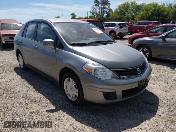 ✅ 2011 Nissan Versa S • VIN: 3N1BC1AP3BL461736 • Лот: 45298934. Опубліковано раніше на IAAI з пробігом 104 775 миль. Безкоштовний доступ до архіву аукціонних продажів зі США та докладний звіт про історію автомобіля на DreamBid. Зображення 1.