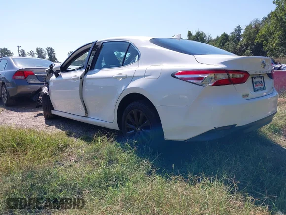 ✅ 2020 Toyota Camry LE • VIN: 4T1C11AK9LU342734 • Lot: 43153350. Wystawiony na IAAI z przebiegiem 133 630 mil. Bezpłatny archiwum sprzedaży aukcyjnych z USA i szczegółowy raport historii pojazdu na DreamBid. Zdjęcie 3.