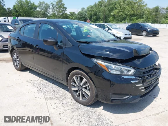 ✅ 2025 Nissan Versa SV • VIN: 3N1CN8EV6SL858177 • Лот: 45413863. Опубликован ранее на IAAI с пробегом 22 539 миль. Бесплатный доступ к архиву аукционных продаж из США и подробный отчёт об истории автомобиля на DreamBid. Изображение 1.