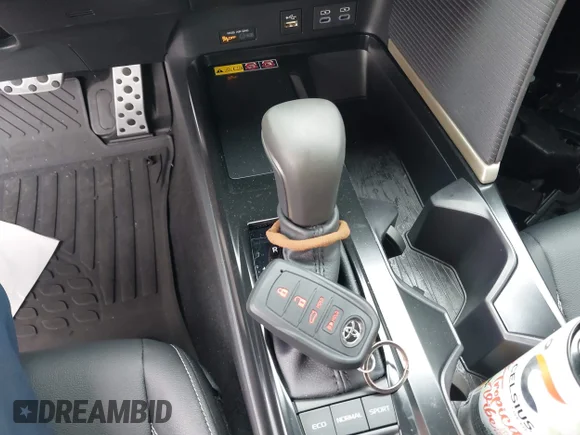 ✅ 2026 Toyota Camry LE • VIN: 4T1DAACK9TU270628 • Лот: 45108377. Опубліковано раніше на IAAI з пробігом 3 307 миль. Безкоштовний доступ до архіву аукціонних продажів зі США та докладний звіт про історію автомобіля на DreamBid. Зображення 11.