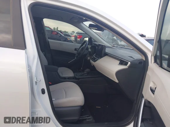 ✅ 2026 Toyota Corolla Cross L • VIN: 7MUAAAAG3TV160965 • Lot: 44748157. Wystawiony na IAAI z przebiegiem 5 707 mil. Bezpłatny archiwum sprzedaży aukcyjnych z USA i szczegółowy raport historii pojazdu na DreamBid. Zdjęcie 5.