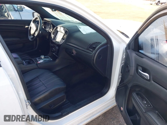 ✅ 2016 Chrysler 300 S • VIN: 2C3CCAGG0GH230547 • Lot: 43956291. Wystawiony na IAAI z przebiegiem 55 568 mil. Bezpłatny archiwum sprzedaży aukcyjnych z USA i szczegółowy raport historii pojazdu na DreamBid. Zdjęcie 5.