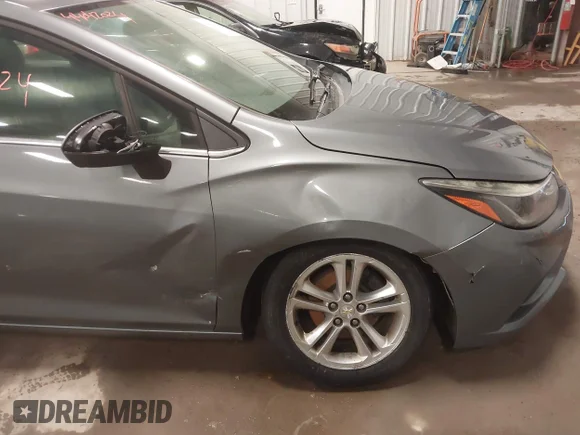 ✅ 2018 Chevrolet Cruze LT • VIN: 1G1BE5SM4J7206107 • Lot: 44042024. Wystawiony na IAAI z przebiegiem 112 848 mil. Bezpłatny archiwum sprzedaży aukcyjnych z USA i szczegółowy raport historii pojazdu na DreamBid. Zdjęcie 6.