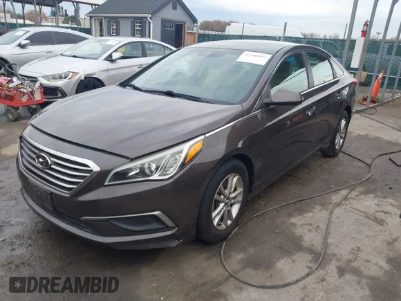 ✅ 2016 Hyundai Sonata SE • VIN: 5NPE24AF8GH316320 • Lot: 43700092. Wystawiony na IAAI z przebiegiem 117 616 mil. Bezpłatny archiwum sprzedaży aukcyjnych z USA i szczegółowy raport historii pojazdu na DreamBid. Zdjęcie 17.