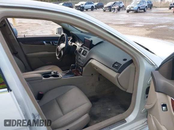 ✅ 2010 Mercedes-Benz C 300 Sport • VIN: WDDGF8BB7AR105115 • Lot: 43991092. Wystawiony na IAAI z przebiegiem 174 163 mil. Bezpłatny archiwum sprzedaży aukcyjnych z USA i szczegółowy raport historii pojazdu na DreamBid. Zdjęcie 5.