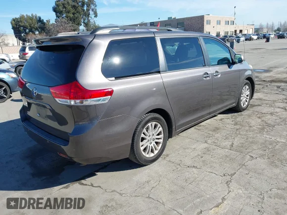 ✅ 2012 Toyota Sienna Limited • VIN: 5TDYK3DC2CS247539 • Лот: 44193133. Опубліковано раніше на IAAI з пробігом 218 973 миль. Безкоштовний доступ до архіву аукціонних продажів зі США та докладний звіт про історію автомобіля на DreamBid. Зображення 4.