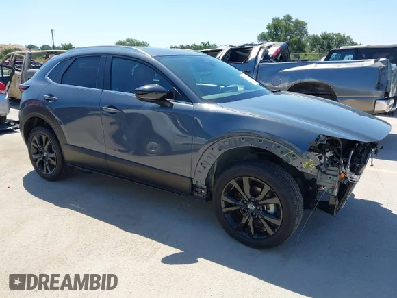 ✅ 2023 Mazda CX-30 S Carbon Edition • VIN: 3MVDMBCM0PM556976 • Лот: 45110489. Опубліковано раніше на IAAI з пробігом 15 708 миль. Безкоштовний доступ до архіву аукціонних продажів зі США та докладний звіт про історію автомобіля на DreamBid. Зображення 1.