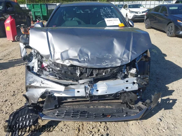 ✅ 2025 Toyota Camry LE • VIN: 4T1DAACK4SU579230 • Lot: 44807922. Wystawiony na IAAI z przebiegiem 11 868 mil. Bezpłatny archiwum sprzedaży aukcyjnych z USA i szczegółowy raport historii pojazdu na DreamBid. Zdjęcie 6.