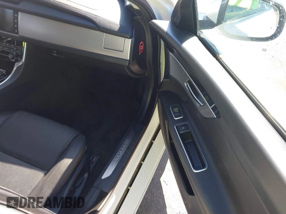 ✅ 2016 Jaguar XF 35t Premium • VIN: SAJBD4BV2GCY07515 • Lot: 41492616. Wystawiony na IAAI z przebiegiem 92 573 mil. Bezpłatny archiwum sprzedaży aukcyjnych z USA i szczegółowy raport historii pojazdu na DreamBid. Zdjęcie 5.