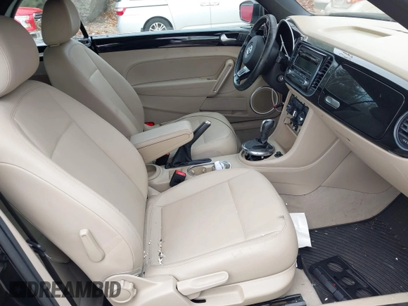 ✅ 2014 Volkswagen Beetle 2.5L • VIN: 3VW5P7ATXEM802124 • Lot: 43998247. Wystawiony na IAAI z przebiegiem Nie podano. Bezpłatny archiwum sprzedaży aukcyjnych z USA i szczegółowy raport historii pojazdu na DreamBid. Zdjęcie 5.