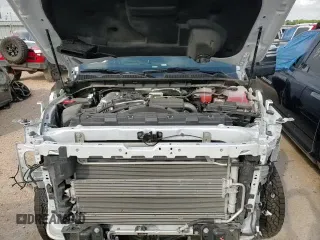 ✅ 2025 GMC Sierra 2500HD Denali • VIN: 1GT4UREY7SF243166 • Lot: 57823035. Wystawiony na Copart z przebiegiem 6 305 mil. Bezpłatny archiwum sprzedaży aukcyjnych z USA i szczegółowy raport historii pojazdu na DreamBid. Zdjęcie 13.