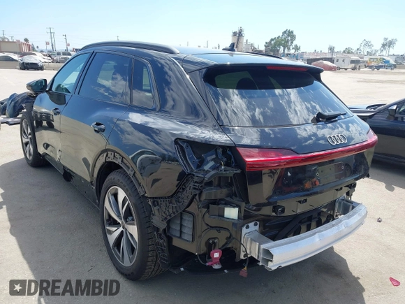 ✅ 2024 Audi Q8 e-tron Premium • VIN: WA14AAGE1RB048401 • Lot: 43187279. Wystawiony na IAAI z przebiegiem 4 219 mil. Bezpłatny archiwum sprzedaży aukcyjnych z USA i szczegółowy raport historii pojazdu na DreamBid. Zdjęcie 3.