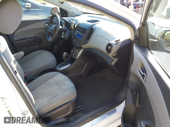 ✅ 2014 Chevrolet Sonic LS • VIN: 1G1JA6SH7E4117686 • Lot: 43810384. Wystawiony na IAAI z przebiegiem 133 258 mil. Bezpłatny archiwum sprzedaży aukcyjnych z USA i szczegółowy raport historii pojazdu na DreamBid. Zdjęcie 5.