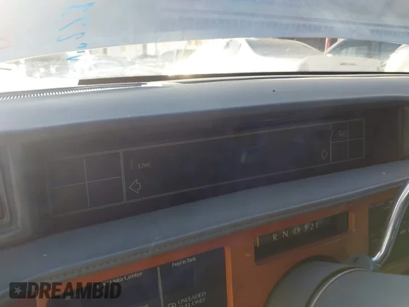 ✅ 1988 Cadillac Fleetwood • VIN: 1G6CB5157J4271469 • Lot: 42487701. Wystawiony na IAAI z przebiegiem Nie podano. Bezpłatny archiwum sprzedaży aukcyjnych z USA i szczegółowy raport historii pojazdu na DreamBid. Zdjęcie 7.