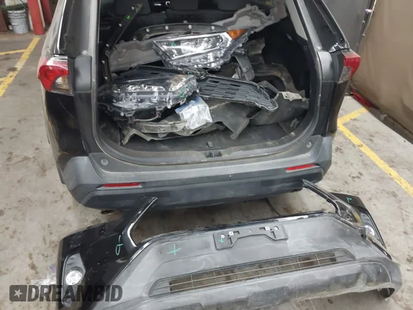 ✅ 2021 Toyota RAV4 XLE • VIN: 2T3W1RFV9MC155602 • Lot: 45367547. Wystawiony na IAAI z przebiegiem 36 135 mil. Bezpłatny archiwum sprzedaży aukcyjnych z USA i szczegółowy raport historii pojazdu na DreamBid. Zdjęcie 12.