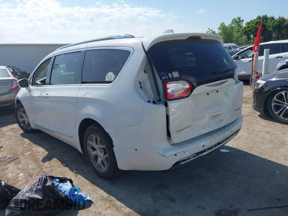 ✅ 2018 Chrysler Pacifica Limited • VIN: 2C4RC1GG1JR103927 • Lot: 45133553. Listed on IAAI with 130,178 mi. Free auction sales archive from the USA and detailed vehicle history report at DreamBid. Image 3.