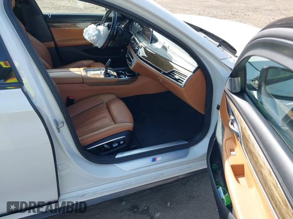 ✅ 2016 BMW 7 Series 750i xDrive • VIN: WBA7F2C54GG419323 • Lot: 41791378. Wystawiony na IAAI z przebiegiem 90 582 mil. Bezpłatny archiwum sprzedaży aukcyjnych z USA i szczegółowy raport historii pojazdu na DreamBid. Zdjęcie 5.