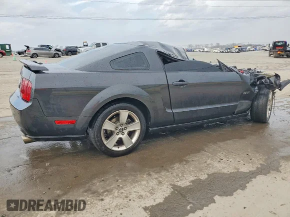 ✅ 2007 Ford Mustang GT Deluxe • VIN: 1ZVFT82H175337127 • Лот: 72471545. Опубліковано раніше на Copart з пробігом 45 249 миль. Безкоштовний доступ до архіву аукціонних продажів зі США та докладний звіт про історію автомобіля на DreamBid. Зображення 3.