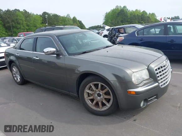 ✅ 2008 Chrysler 300 C Hemi • VIN: 2C3KA63HX8H237441 • Lot: 44820467. Wystawiony na IAAI z przebiegiem 130 020 mil. Bezpłatny archiwum sprzedaży aukcyjnych z USA i szczegółowy raport historii pojazdu na DreamBid. Zdjęcie 1.