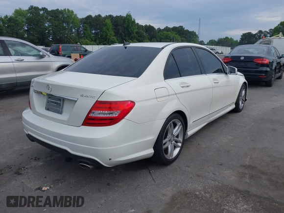 ✅ 2012 Mercedes-Benz C 300 Sport • VIN: WDDGF8BB3CA727227 • Lot: 45181563. Wystawiony na IAAI z przebiegiem 186 490 mil. Bezpłatny archiwum sprzedaży aukcyjnych z USA i szczegółowy raport historii pojazdu na DreamBid. Zdjęcie 4.