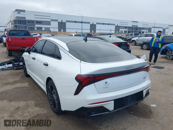 ✅ 2025 Kia K5 GT-Line • VIN: KNAG64J78S5318287 • Lot: 44301702. Wystawiony na IAAI z przebiegiem 15 177 mil. Bezpłatny archiwum sprzedaży aukcyjnych z USA i szczegółowy raport historii pojazdu na DreamBid. Zdjęcie 3.