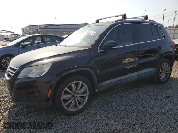 ✅ 2011 Volkswagen Tiguan SE • VIN: WVGAV7AX2BW556977 • Lot: 64801375. Wystawiony na Copart z przebiegiem 174 948 mil. Bezpłatny archiwum sprzedaży aukcyjnych z USA i szczegółowy raport historii pojazdu na DreamBid. Zdjęcie 1.