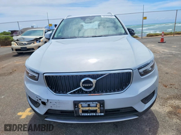 ✅ 2020 Volvo XC40 Momentum • VIN: YV4162UK1L2282701 • Lot: 48358996. Wystawiony na Copart z przebiegiem 8 856 mil. Bezpłatny archiwum sprzedaży aukcyjnych z USA i szczegółowy raport historii pojazdu na DreamBid. Zdjęcie 5.