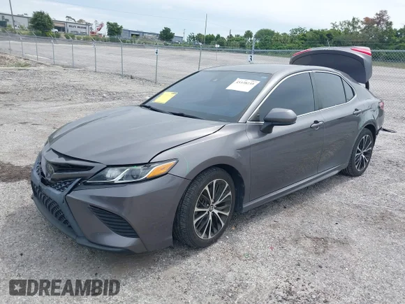 ✅ 2019 Toyota Camry SE • VIN: 4T1B11HK7KU279861 • Lot: 45338235. Wystawiony na IAAI z przebiegiem 81 200 mil. Bezpłatny archiwum sprzedaży aukcyjnych z USA i szczegółowy raport historii pojazdu na DreamBid. Zdjęcie 2.