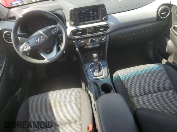 ✅ 2020 Hyundai Kona SE • VIN: KM8K12AA2LU440934 • Lot: 51889656. Wystawiony na Copart z przebiegiem 96 823 mil. Bezpłatny archiwum sprzedaży aukcyjnych z USA i szczegółowy raport historii pojazdu na DreamBid. Zdjęcie 8.