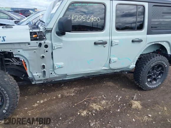 ✅ 2023 Jeep Wrangler • VIN: 1C4JJXN63PW625829 • Lot: 42256900. Wystawiony na IAAI z przebiegiem 20 501 mil. Bezpłatny archiwum sprzedaży aukcyjnych z USA i szczegółowy raport historii pojazdu na DreamBid. Zdjęcie 6.