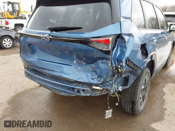 ✅ 2025 Subaru Forester Premium • VIN: JF2SLDDC9SH589129 • Lot: 44613113. Listed on IAAI with 5,452 mi. Free auction sales archive from the USA and detailed vehicle history report at DreamBid. Image 6.