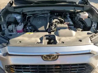 ✅ 2024 Toyota Highlander XLE • VIN: 5TDAAAA5XRS006643 • Lot: 83983835. Wystawiony na Copart z przebiegiem 27 019 mil. Bezpłatny archiwum sprzedaży aukcyjnych z USA i szczegółowy raport historii pojazdu na DreamBid. Zdjęcie 16.