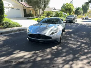 ✅ 2017 Aston Martin DB11 • VIN: SCFRMFAV9HGL00763 • Lot: 90928695. Wystawiony na Copart z przebiegiem 5 855 mil. Bezpłatny archiwum sprzedaży aukcyjnych z USA i szczegółowy raport historii pojazdu na DreamBid. Zdjęcie 11.