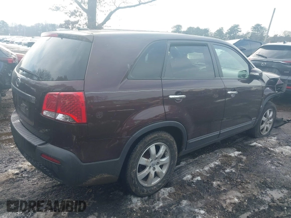 ✅ 2012 Kia Sorento LX • VIN: 5XYKTCA60CG238109 • Lot: 43927518. Wystawiony na IAAI z przebiegiem 132 119 mil. Bezpłatny archiwum sprzedaży aukcyjnych z USA i szczegółowy raport historii pojazdu na DreamBid. Zdjęcie 4.