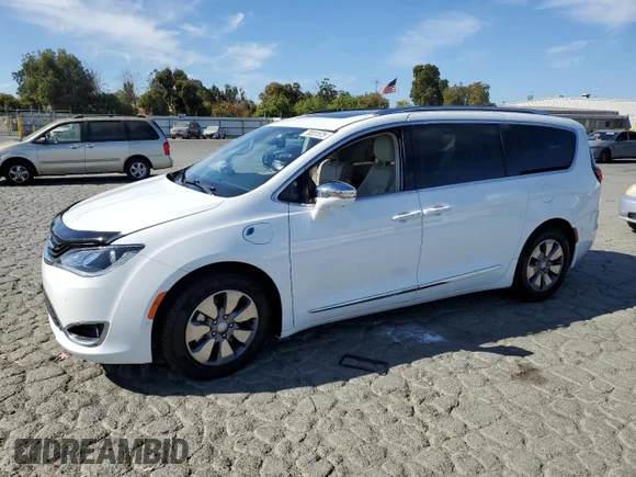 ✅ 2017 Chrysler Pacifica Hybrid Platinum • VIN: 2C4RC1N78HR724000 • Лот: 70031575. Опубліковано раніше на Copart з пробігом 74 330 миль. Безкоштовний доступ до архіву аукціонних продажів зі США та докладний звіт про історію автомобіля на DreamBid. Зображення 1.